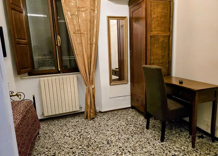 Dietro Al Corso Πίζα